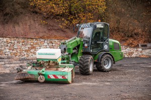 Radlader mit Kehrmaschine von GSS-Sordon.