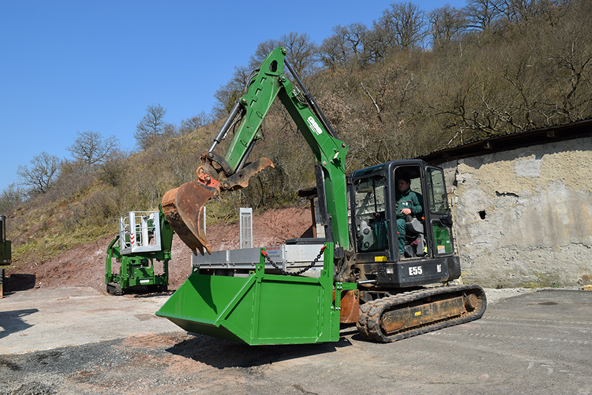 Baggerdumper im Einsatz bei Grundstück Service Sordon