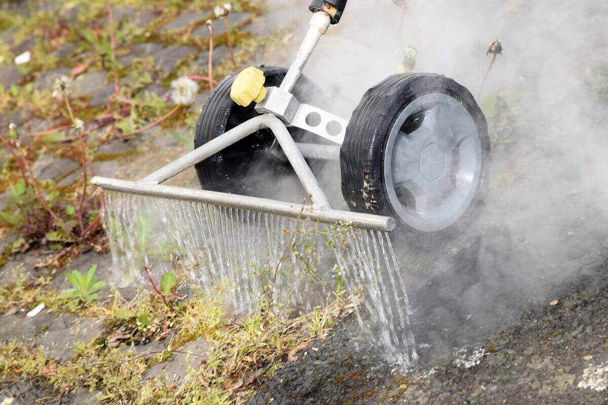 Mit der Kärcher Unkrautlanze WR 50 wird die optimale Heißwassermenge auf das Unkraut verteilt. 