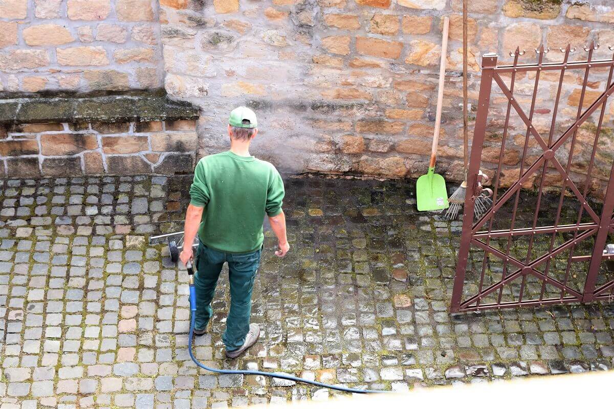 Chemiefreie Unkrautbekämpfung mit Heißwasser. GSS Sordon.