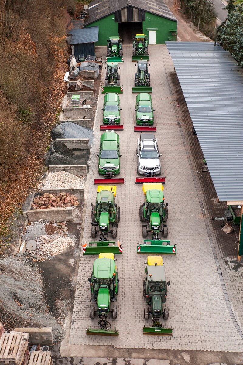 Wenn es gilt große Schneemassen zu beseitigen, dann sind wir mit 12 komplett ausgestatteten Räumfahrzeugen für Sie im Einsatz.