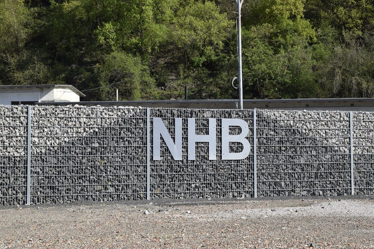 Das NHB-Logo steht für die Nahe-Hunsrück Baustoffe GmbH & Co. 