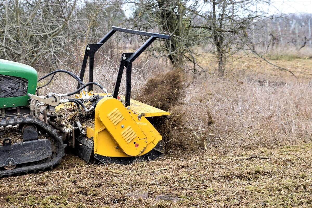 Aktuell setzen wir das leistungsstarke Gerät mit einem starken Mulcher ein. Aktuell setzen wir das leistungsstarke Gerät mit einem starken Mulcher ein. 