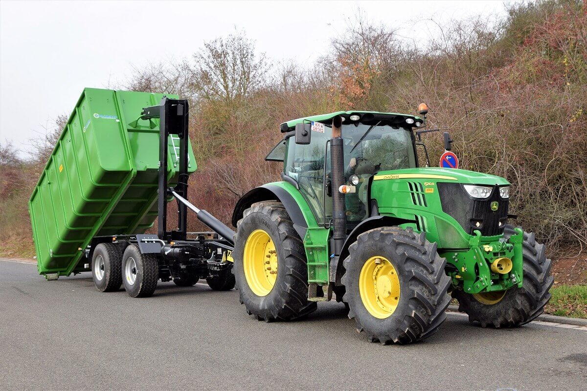 John Deere 6210 R mit Pronar T285/1 Hakenliftanhänger