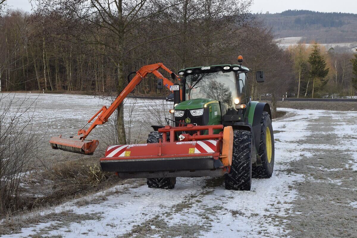 6210 R mit Frontschlegelmulcher und Auslegemulcher6210 R mit Frontschlegelmulcher und Auslegemulcher