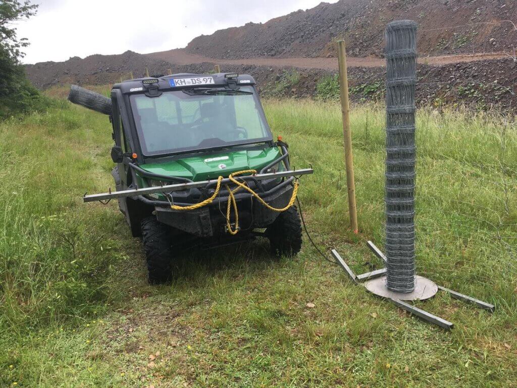 Ein SSVs (Side by Side Vehicle) von Can-Am im einsatz beim Bau eines Zaunes